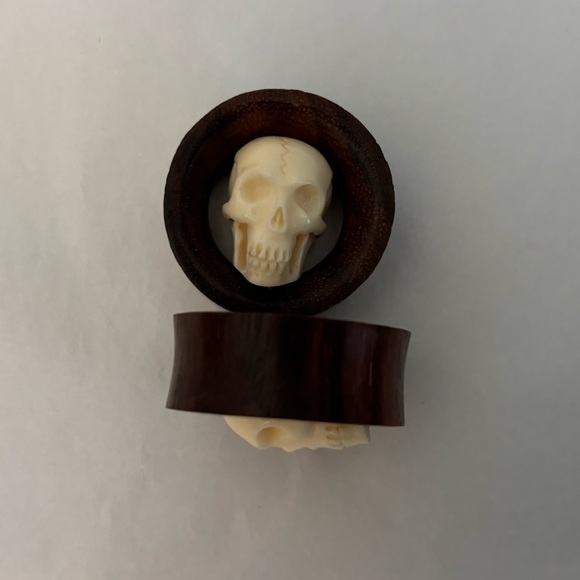Carved Skull Inside Wooden Tunnel Gauge - Picture 3 of 7